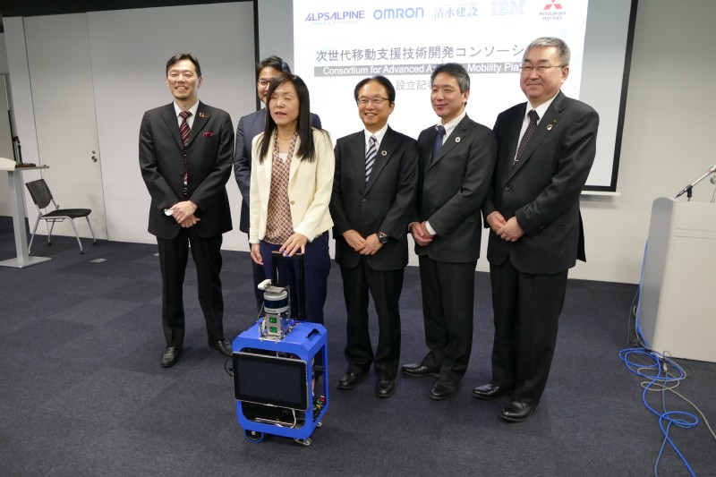 左から日本アイ・ビー・エム株式会社 東京基礎研究所所長 福田剛志氏、オムロン株式会社 技術・知財本部副本部長 研究開発センタ長 竹内勝氏、IBMフェロー 浅川智恵子氏、清水建設株式会社 専務執行役員技術研究所長 石川裕氏、アルプスアルパイン株式会社 技術本部開発部 主幹技師 白坂剛氏、三菱自動車工業株式会社 車両開発技術本部 本部長 原徹氏