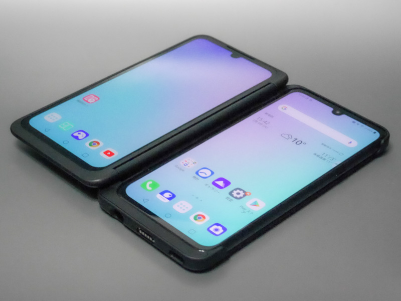 開いた状態。左右そっくりになるよう画面サイズ・解像度を合わせてあるのがニクい。ホームボタン類は両方にあるほか、前面カメラのあるノッチ部(ダミー)まで再現するこだわりよう