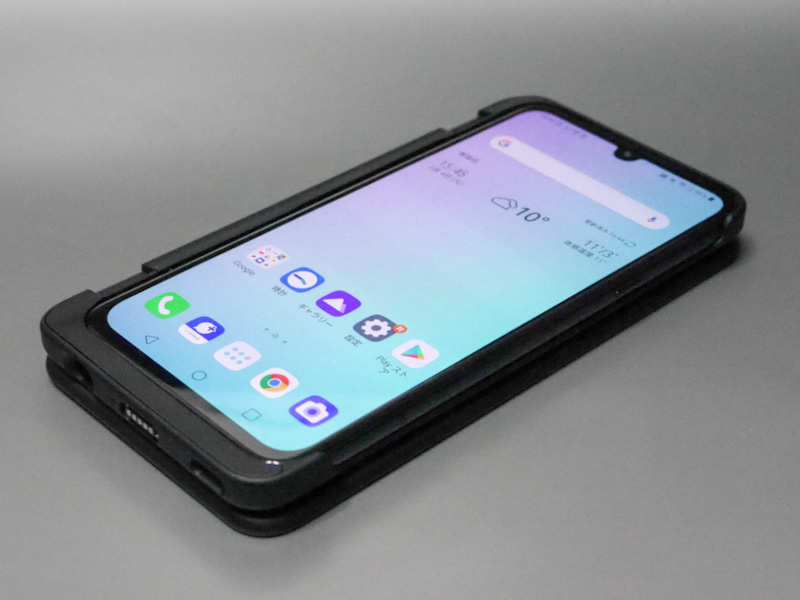 左側ディスプレイを背面に折りたたんで1画面で使うこともできる。厚みがあるぶんさすがにゴツい