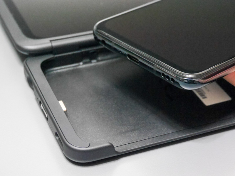 ディスプレイつきケースのUSB Type-Cコネクタに差しこむようにして合体させる