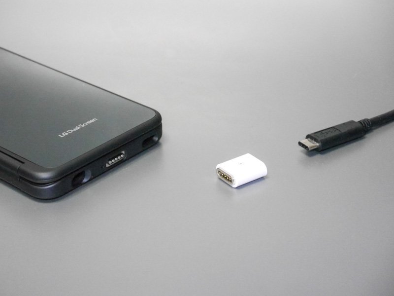 ディスプレイつきケースを取りつけた状態では、USB Type-Cケーブルに独自仕様のアダプタを差し込んで充電を行なう