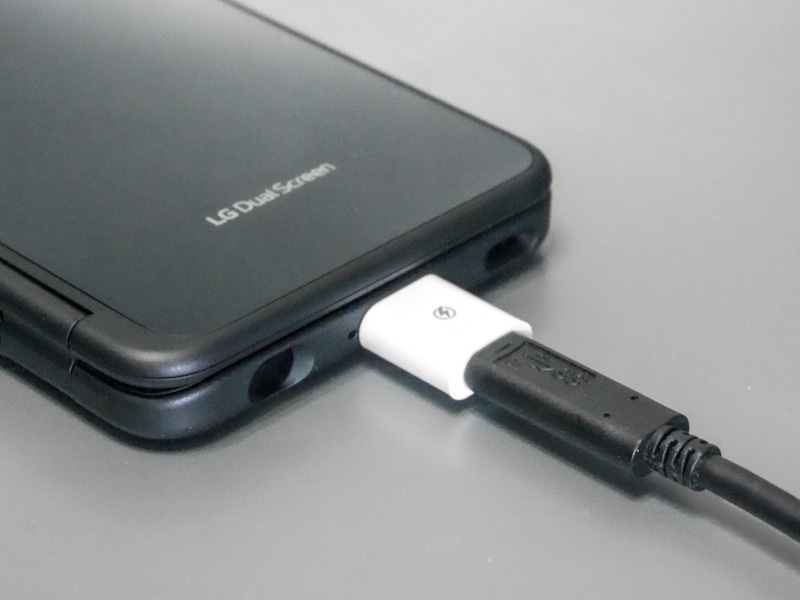 充電中の様子。磁力で吸着する仕組み