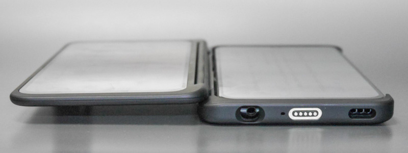 前回レビューした<a href="https://pc.watch.impress.co.jp/docs/column/ebook/1231027.html">Galaxy Fold</a>と異なり、本製品は左右のディスプレイの厚みは異なるほか、画面に段差もある