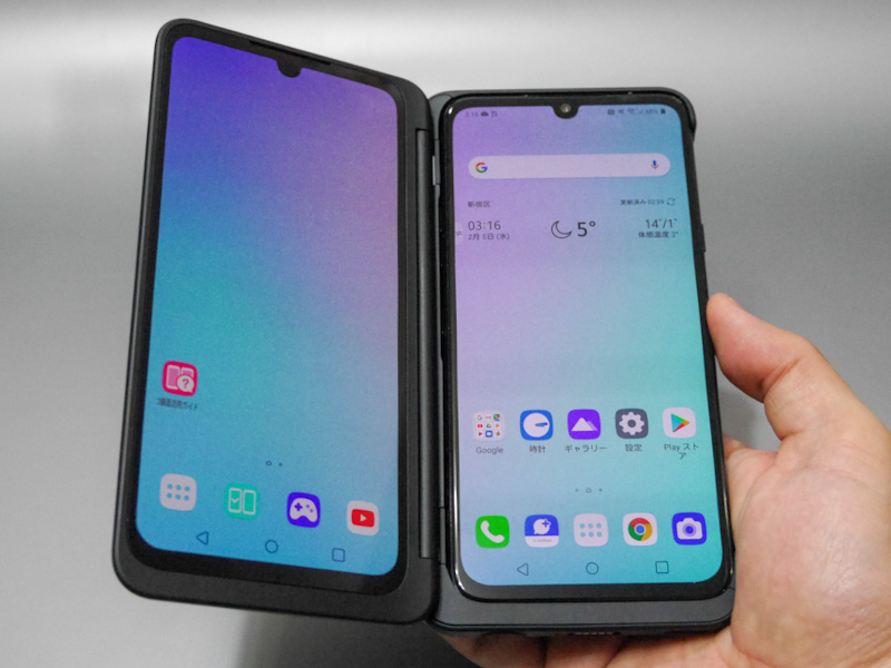 右手を用い、本体にあたる右側を持つのが一般的な持ち方だろう