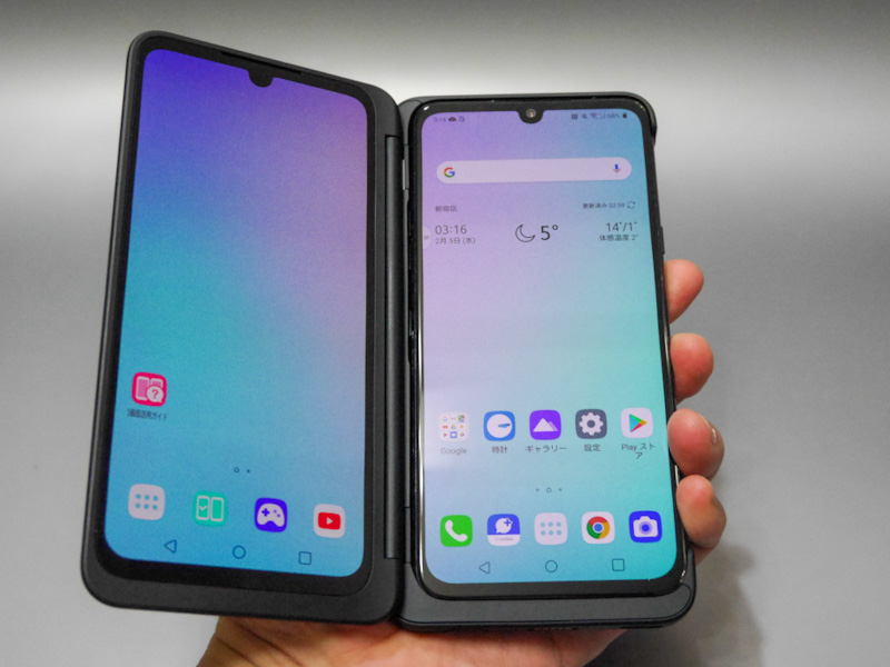 左手で本製品を持つ場合も、重量バランスの関係で、右側を持つことになる