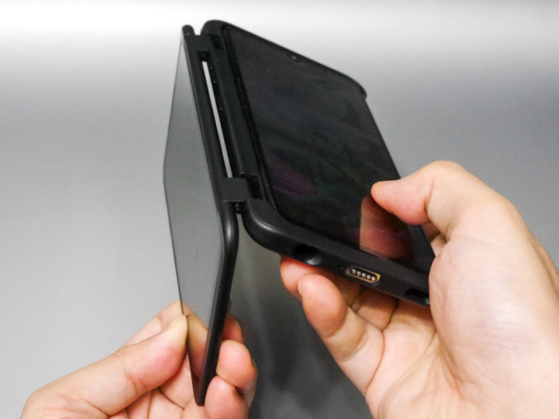 ディスプレイを背面にぐるりと回すこともできる