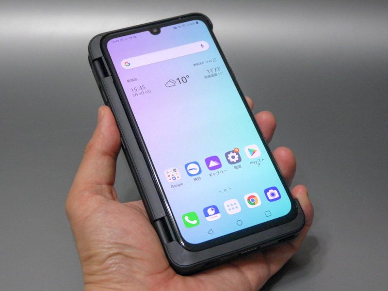 ディスプレイを折りたたんだ状態。これならば左右どちらの手でも持てる