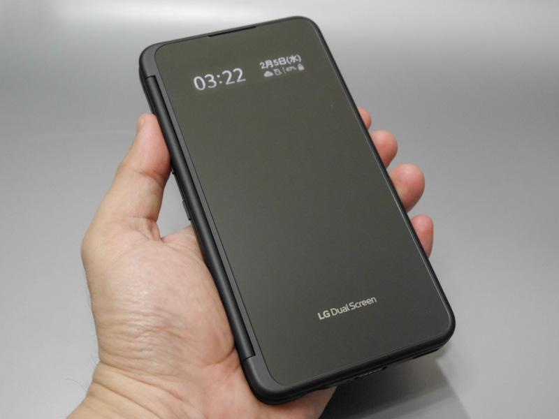 カバーディスプレイ部には時刻や通知などを表示できる。ちなみに情報を表示できるのは上部の小窓のみで、その下はディスプレイではない