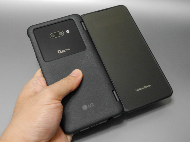 カバーの背面。合皮のような加工が施されている