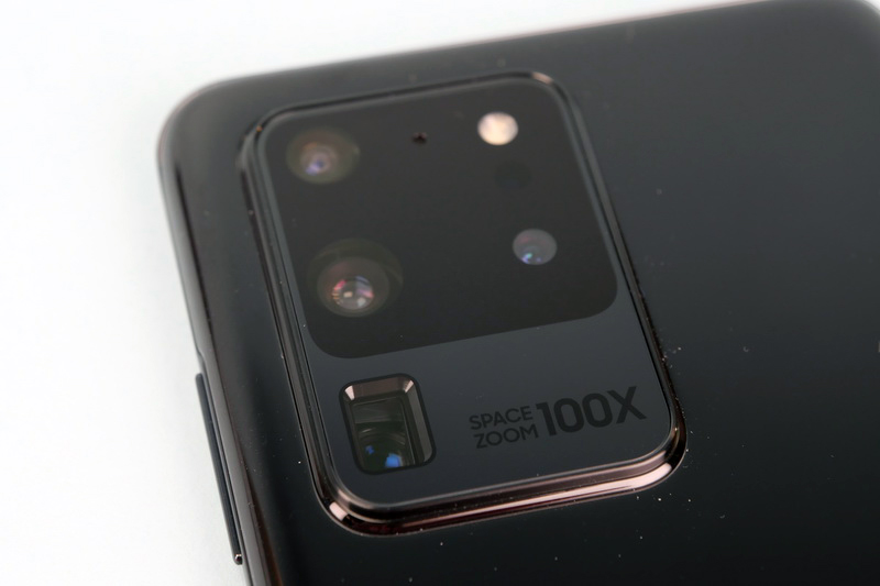 背面のメインカメラ。画角120度/F値2.2の超広角レンズと1,200万画素センサー、画角79度/F値1.8の広角レンズと1億800万画素センサー、画角24度/F値3.5の望遠レンズと4,800万画素センサー、深度計測用ToFカメラのクアッドレンズ仕様