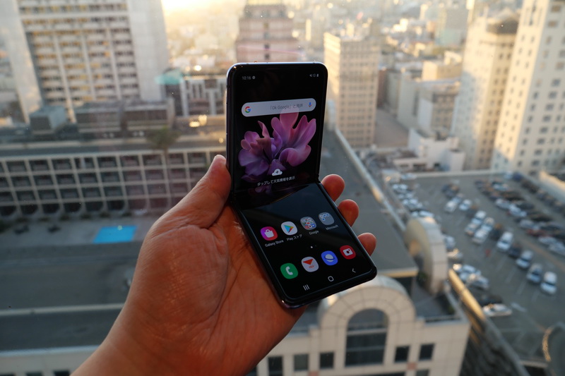 Galaxy Z Flipを閉じる様子。ディスプレイ表面に極薄ガラスを採用することで、ガラス採用ながら折りたためる構造を実現している