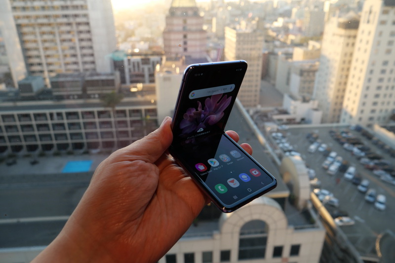 Galaxy Z Flipを閉じる様子。ディスプレイ表面に極薄ガラスを採用することで、ガラス採用ながら折りたためる構造を実現している