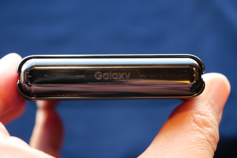 ヒンジ部にはGalaxyロゴが見える