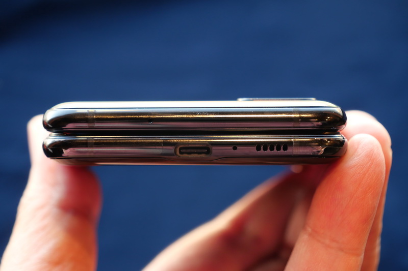 折りたたんだ底面側。接続端子はUSB Type-Cを採用