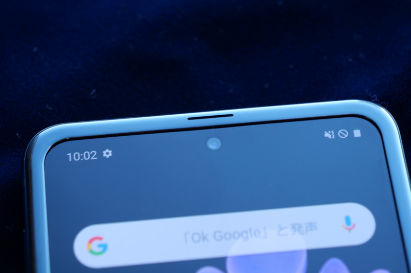 ディスプレイ表面に極薄ガラスを採用することで、フロントカメラのディスプレイ内蔵構造を実現