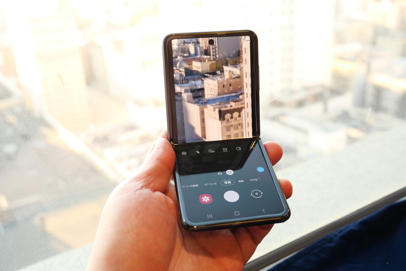 このように、ヒンジを自由な角度に設定して利用可能。角度を付けて利用する場合には、「フレックスモード」と呼ばれる操作モードへと切り替わり、カメラアプリは専用UIでの操作が可能となる
