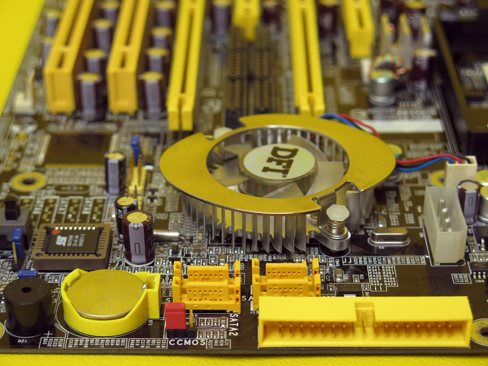 SATAを4基備えているが、長いビデオカード装着時は干渉しそうである