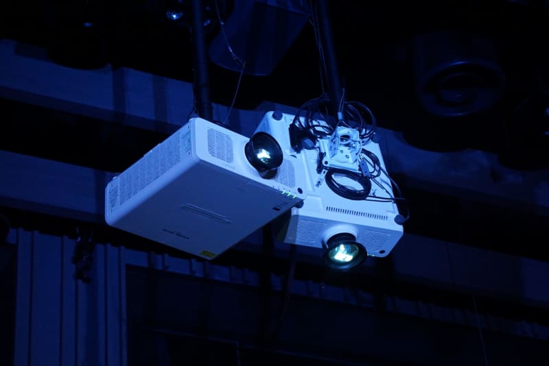 天井につるされたプロジェクタ