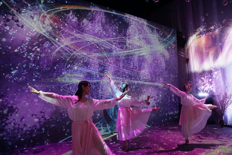 ステージの右側にセンサー