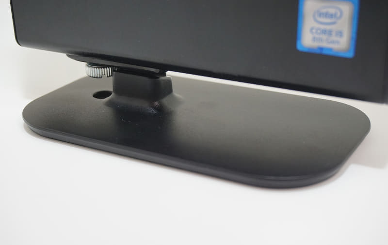 スタンド部分の底面積が広いので、縦置きでも安定