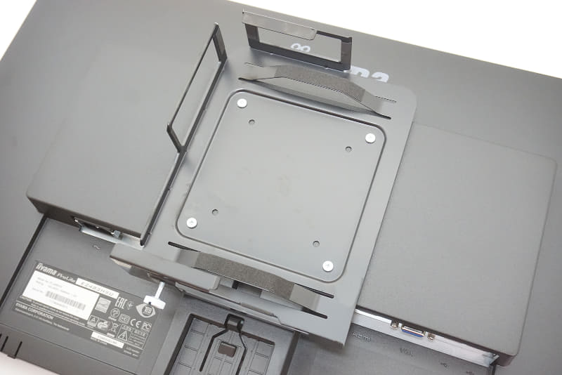 MousePro M600に付属する固定用のネジを使い、VESAマウンタを取りつける