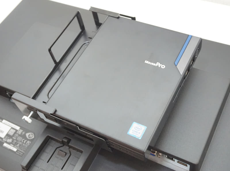 MousePro MをVESAマウンタの側面方向から挿し込む