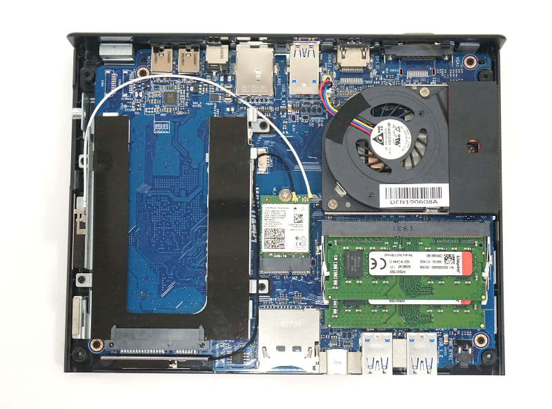 左側板を外すと、基板の片側にアクセスできる。メモリの交換や2.5インチデバイスの増設は簡単だ