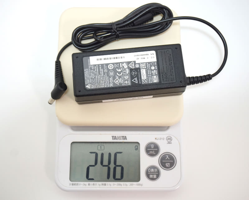電源は軽量なACアダプタだ