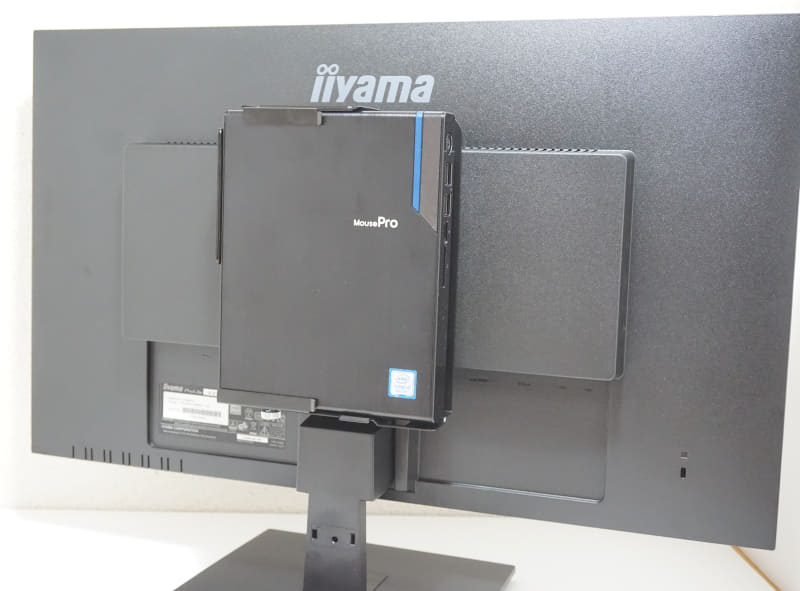 液晶ディスプレイ裏のスペースを使い、すっきりと収納できる