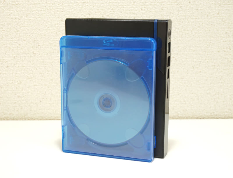 Blu-rayビデオのパッケージと並べると、幅や高さはひとまわり大きい