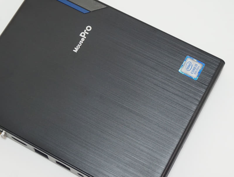 筐体の表面はマットな質感で、チープな印象は受けない