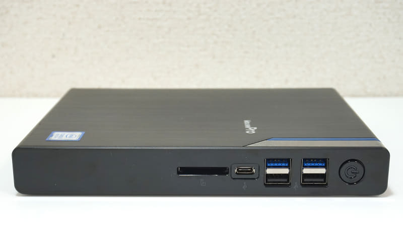 前面には2基のUSB 2.0ポート、2基のUSB 3.0ポート、Type-C、SDカードスロットを備える