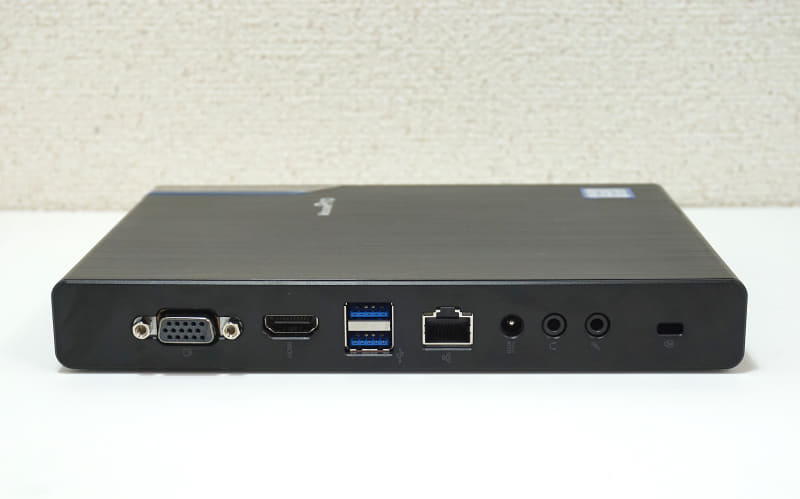 背面にはミニD-Sub15ピン、HDMI、2基のUSB 3.0ポート、Gigabit Ethernetポート、サウンド入出力端子、電源ポートを備える