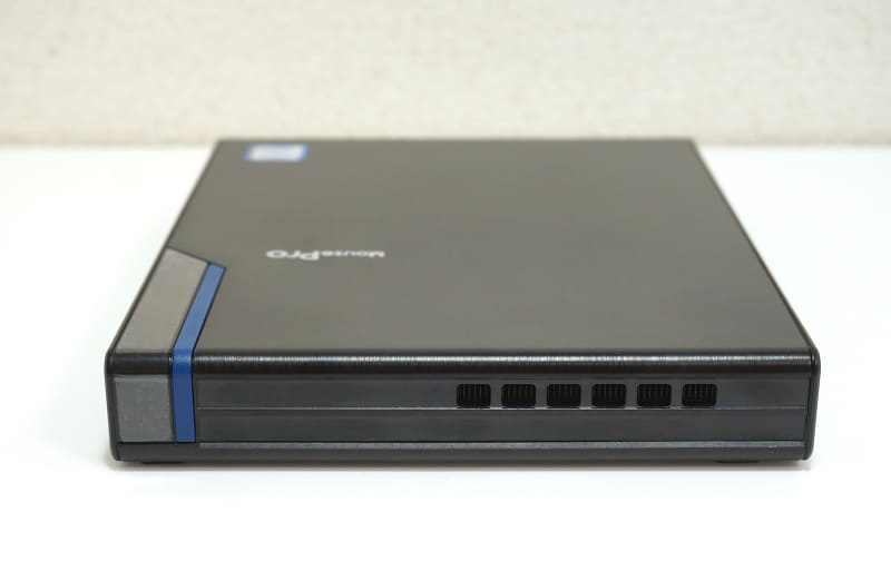 天板のスリット越しに、CPUクーラーのヒートシンクが見える