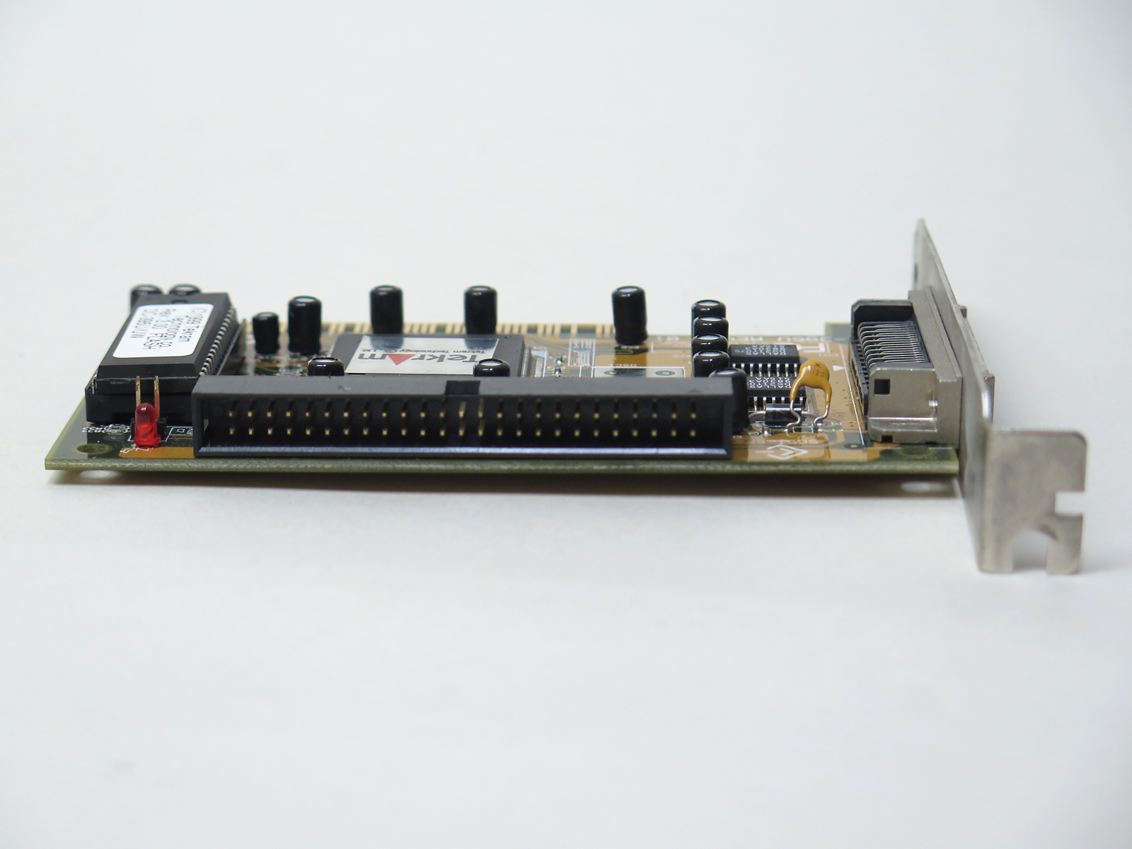 内部インターフェイスは一般的な50ピンだ