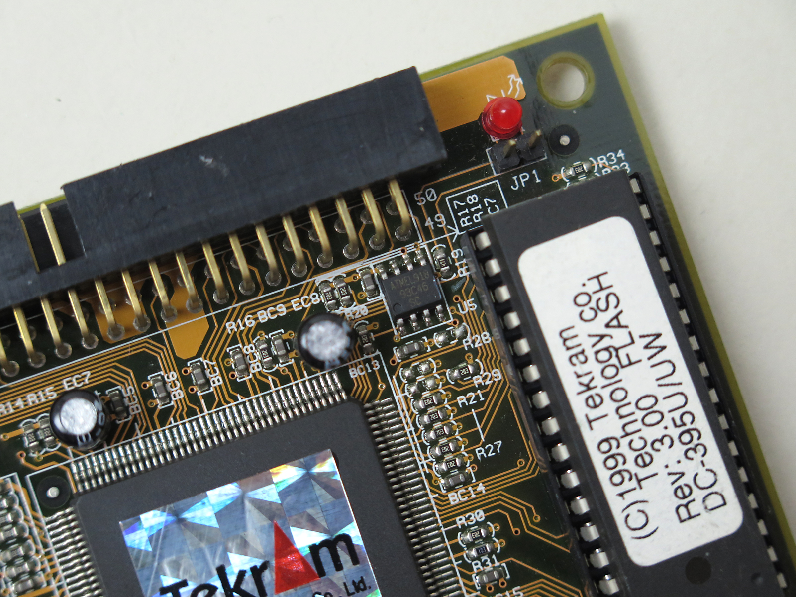 Atmelの「93C46」はシリアルEEPROMである