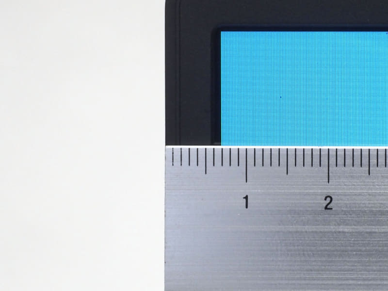 左右ベゼルは6mmほど、上部ベゼルは9mmほどで非表示領域1mm程度を加えても十分に狭額縁だ