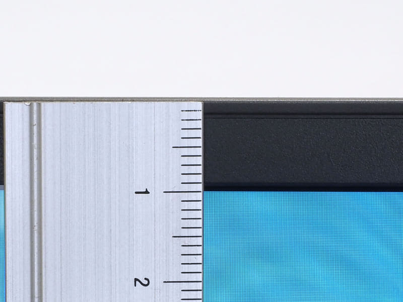 左右ベゼルは6mmほど、上部ベゼルは9mmほどで非表示領域1mm程度を加えても十分に狭額縁だ