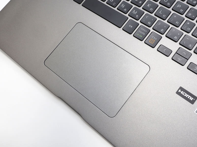 タッチパッドは大きめで、周囲にわずかな段差を設けている