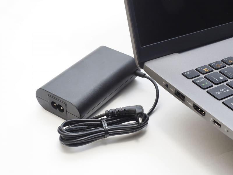 付属のACアダプタは48W出力で小型。一方、Thunderbolt 3側はUSB PDによる充電と15Wまでの給電、5K/60Hzの映像出力などに対応している