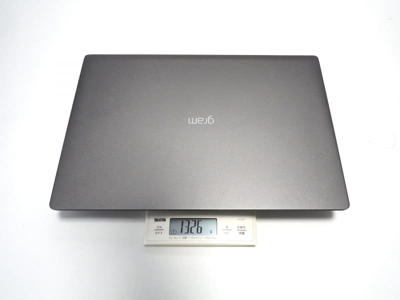 重量は実測で1.326kg。13.3型の最軽量クラスで1kgを切るあたり。この大画面がプラス300gで手に入ると考えれば十分に軽量だ