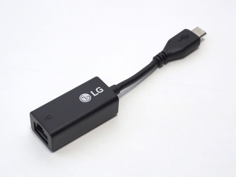 有線LAN用にType-C→RJ-45変換アダプタも付属する。無線LANはWi-Fi 6対応
