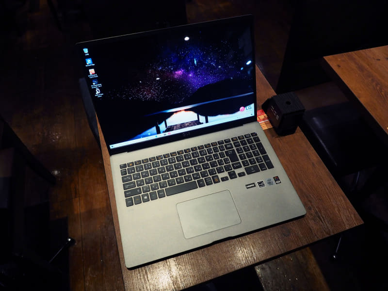 駅前カフェの小さなテーブルではこのとおり。コーヒーを置くとしたら本体の後ろになってしまう。あるいは飲み終わってから作業開始するのがよさそうだ