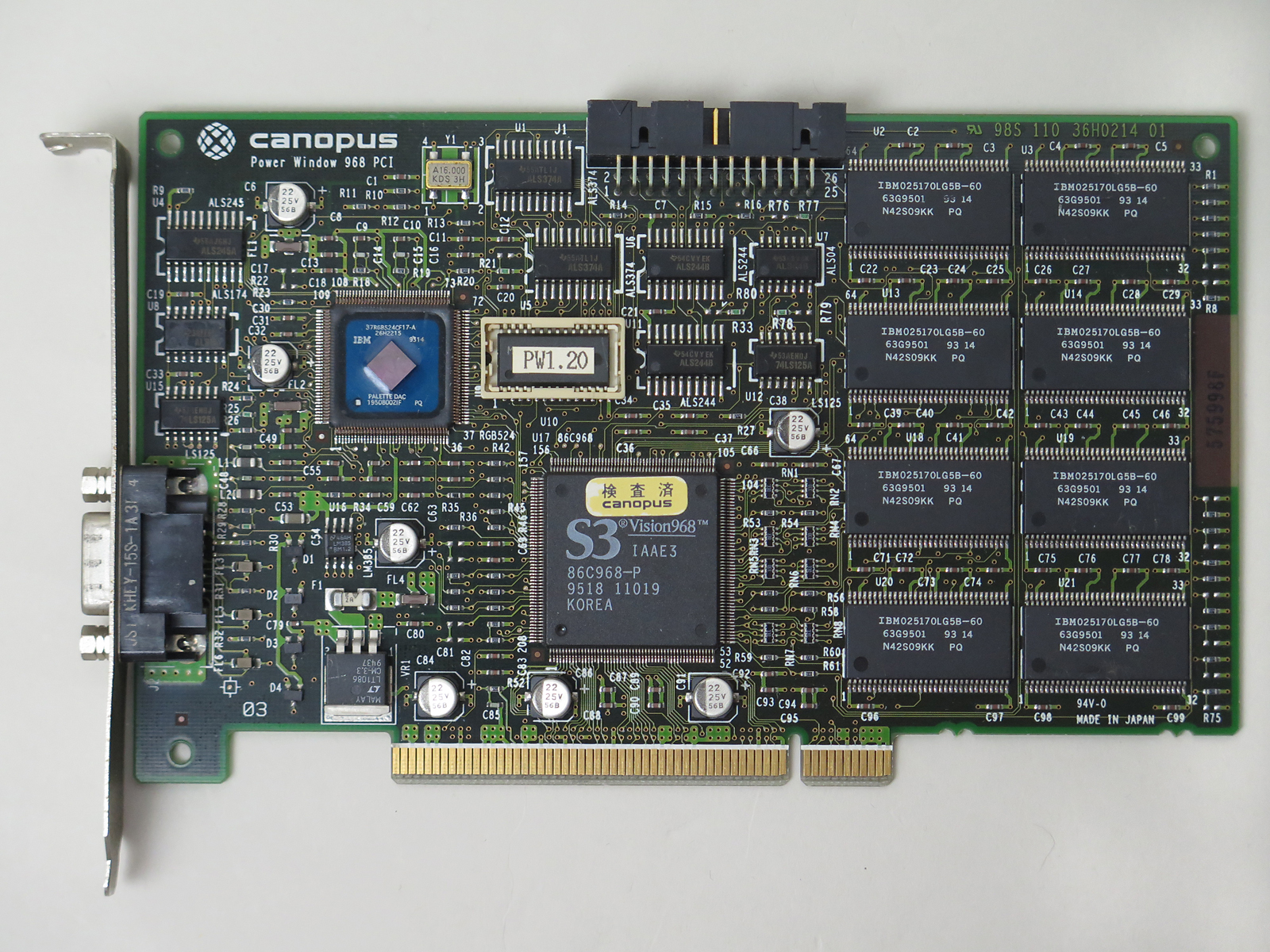 表面は多くのチップコンデンサで覆われている