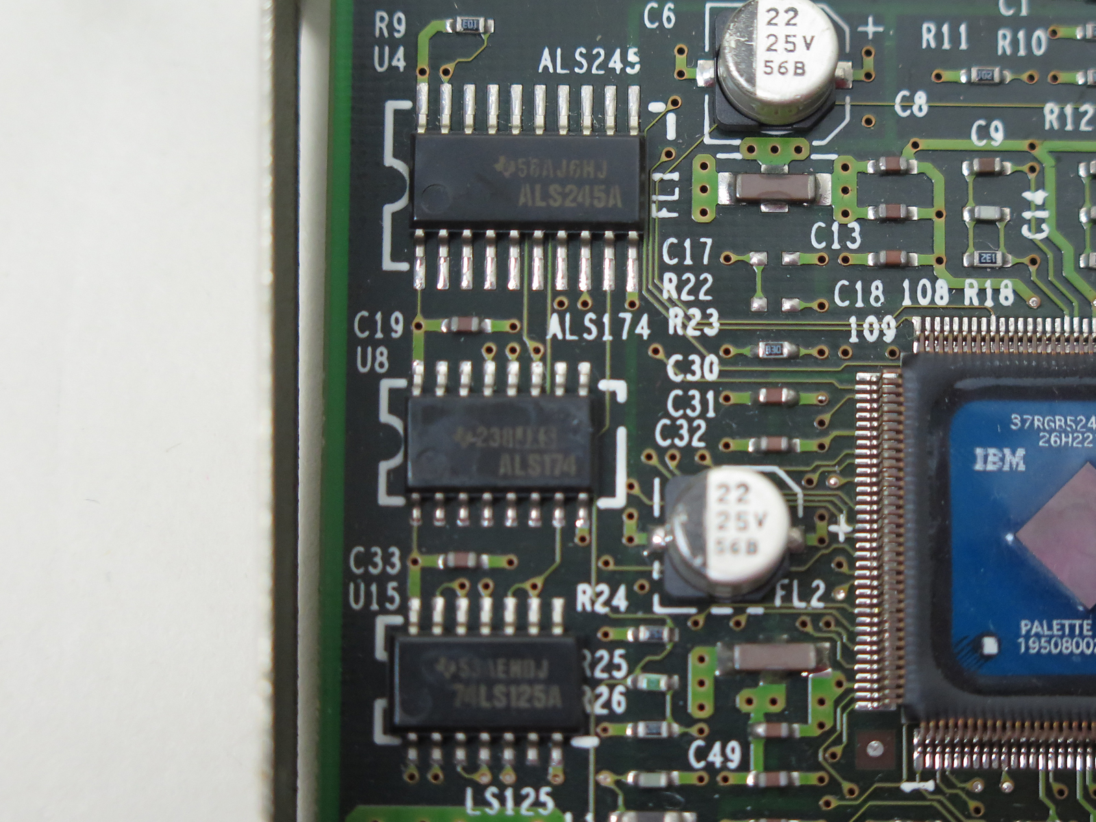 非常に多くのICが搭載されている