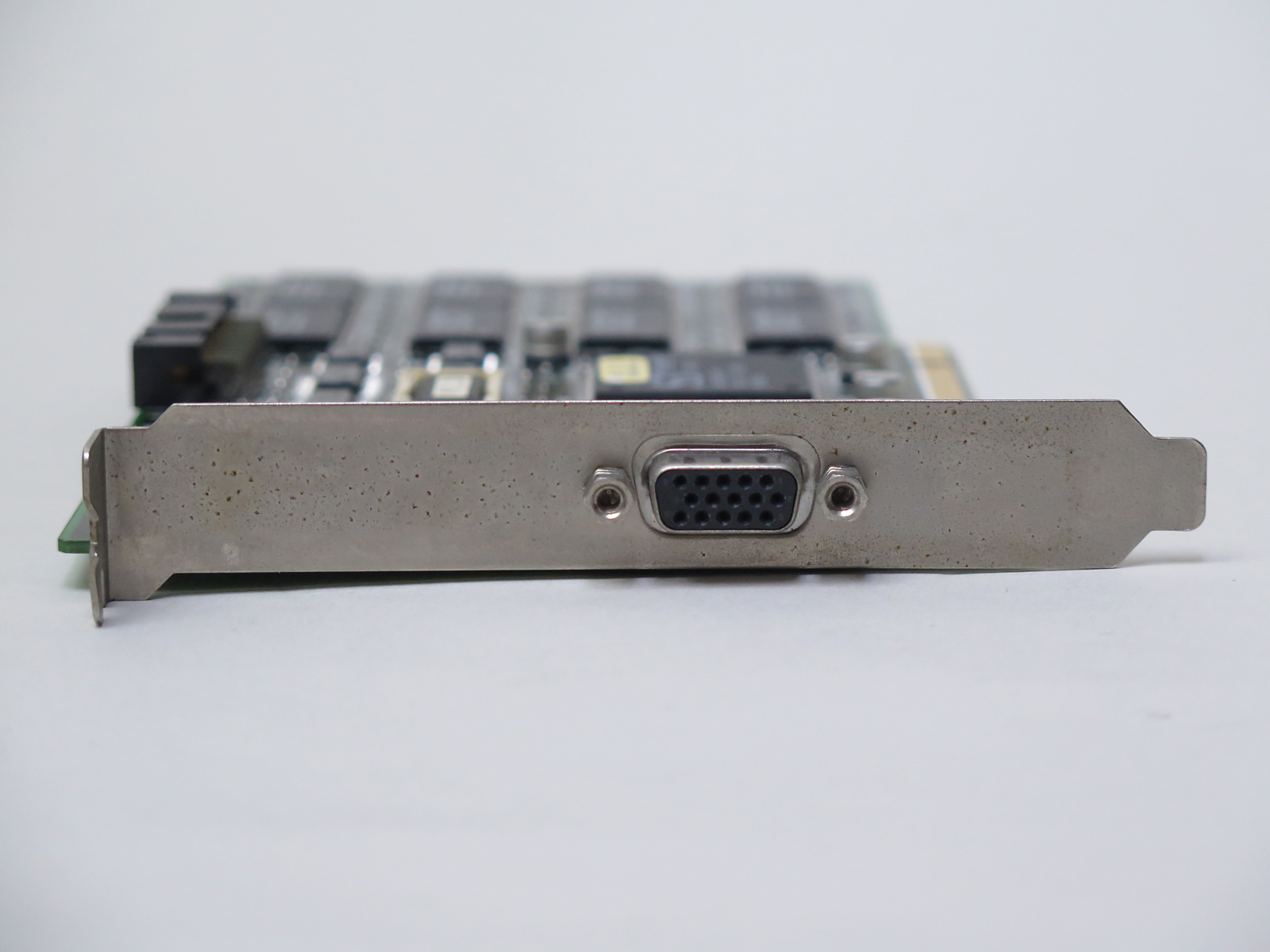 ビデオ出力はミニD-Sub15ピンのみ