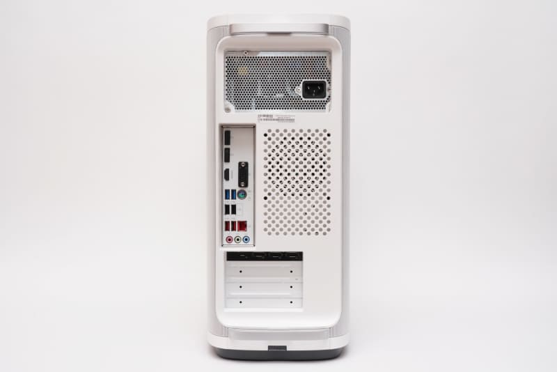 本体背面。背面側も金属筐体がむき出しにはなっておらず、樹脂製のシステムカバーが装着されている