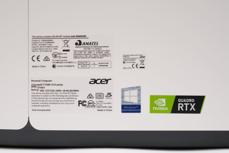 本体右側面下部には各社ロゴ、認証情報などのシールが貼られている