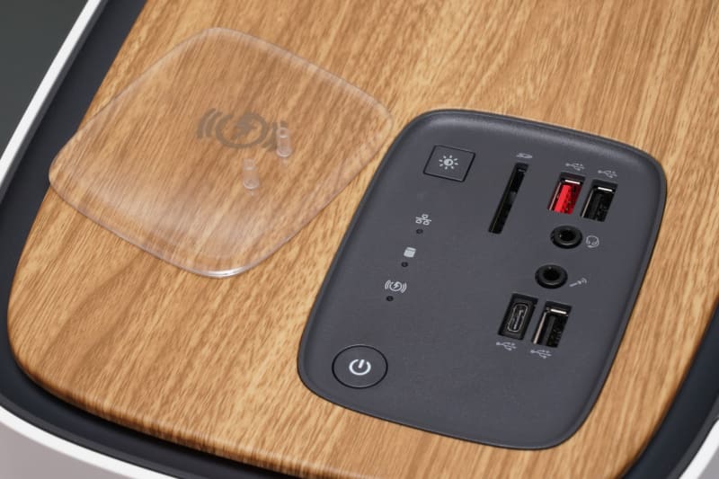 トップパネル手前にはUSB 3.1 Type-C、USB 3.1 Type-A、USB 2.0×2、SDカードスロット、ヘッドフォン出力、マイク入力、電源ボタンなどが配置されている