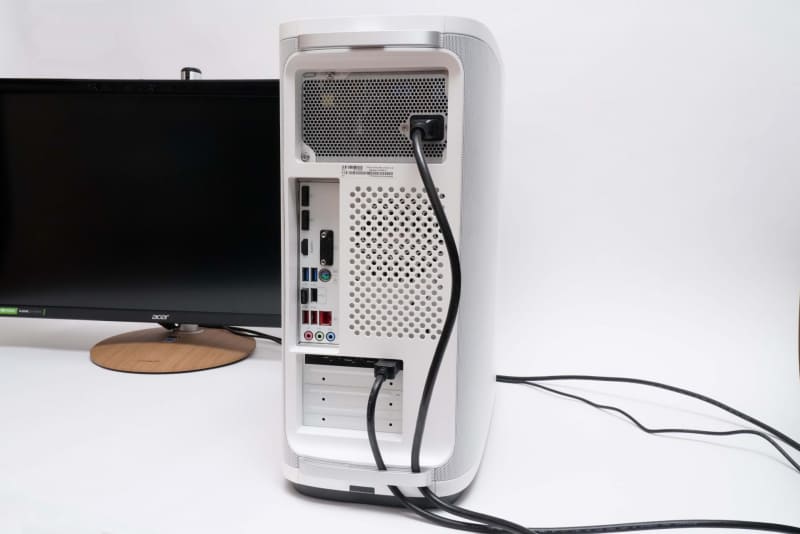 下部のケーブルラッチを利用すれば、スマートにケーブルをまとめることが可能だ